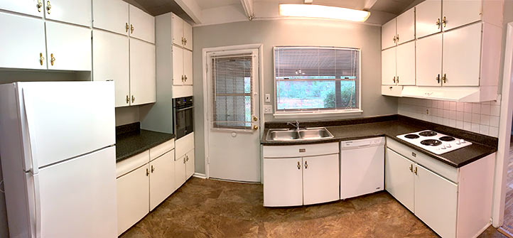 Kitchen of Atlantan Apartments in Mountain Brook, Alabama